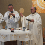 Eucharistie, élévation du pain et du vin