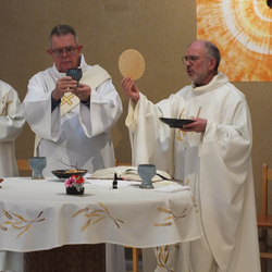 Eucharistie, élévation du pain et du vin